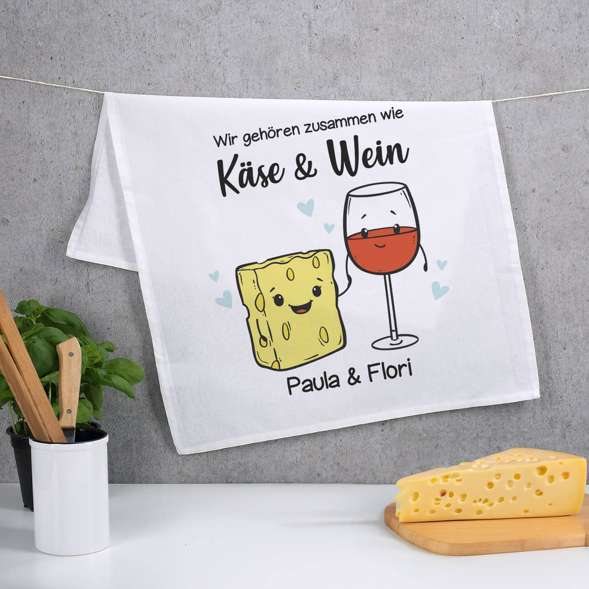Bedruckt mit Käse & Wein im Comic-Stil, liebevollem Spruch & Namen