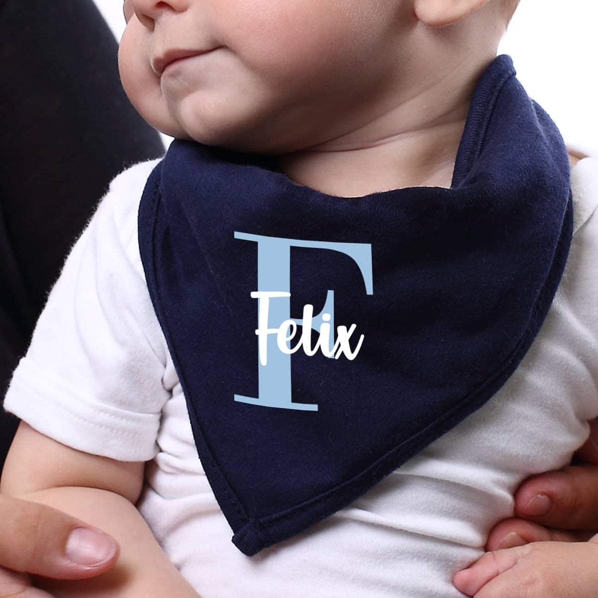 Niedliches Halstuch mit Name und Initial des Babys bedruckt