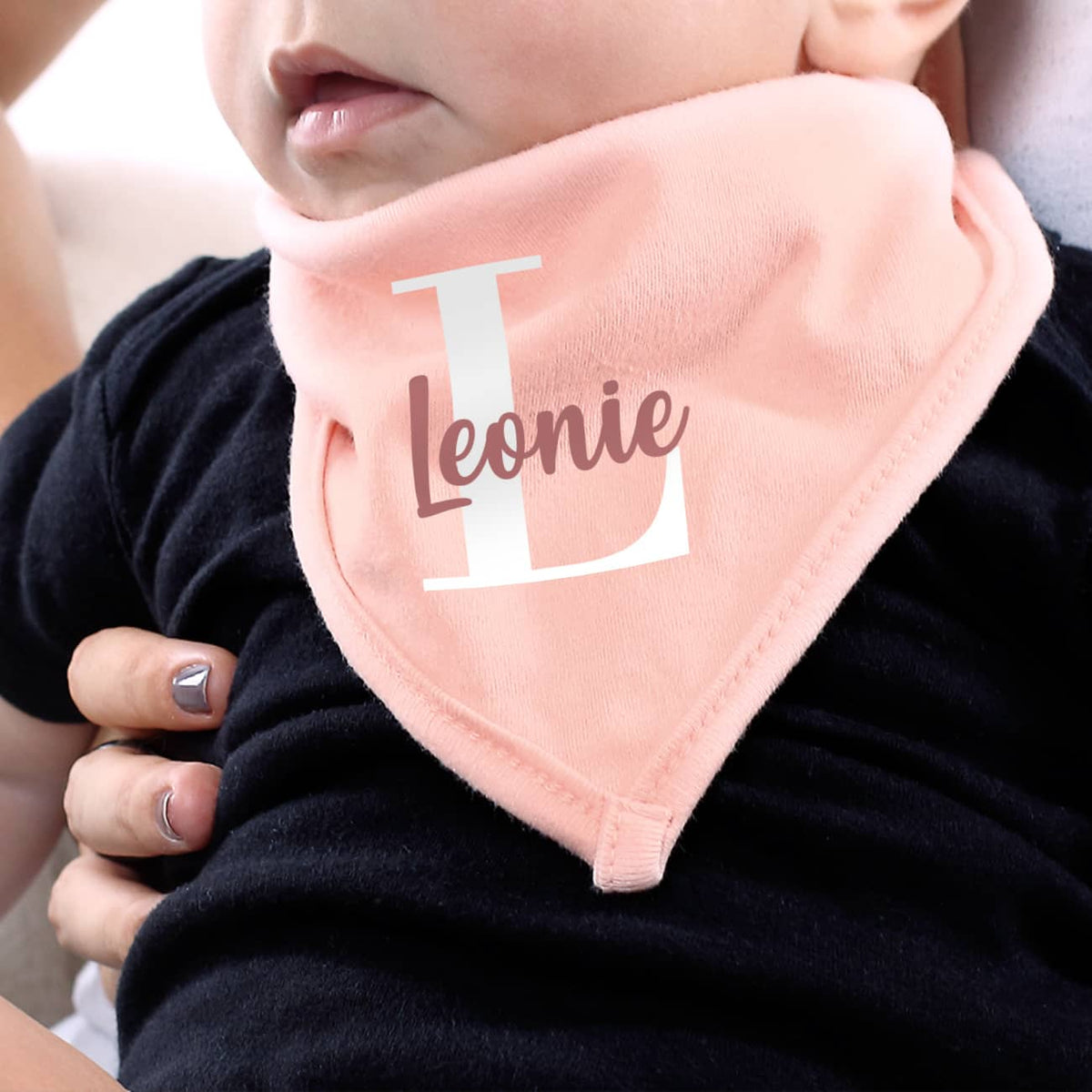Rosa Halstuch mit Name und Initial des Babys bedruckt