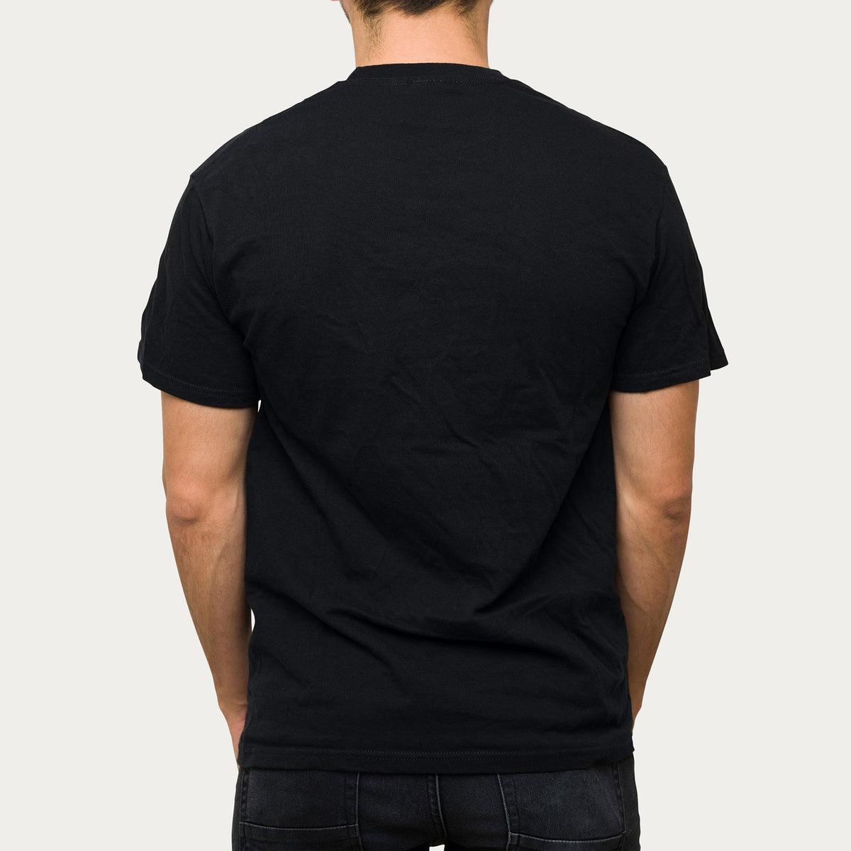 Mann trägt das personalisierte T-Shirt – von hinten fotografiert.