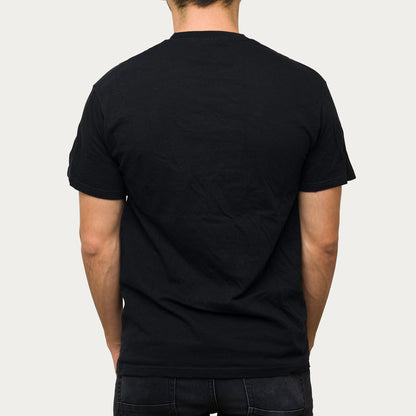 Mann trägt das personalisierte T-Shirt – von hinten fotografiert.