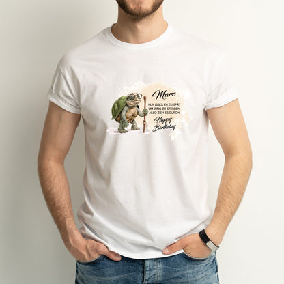 Weißes T-Shirt mit Schildkröten-Motiv und Geburtstagsspruch – frontal fotografiert