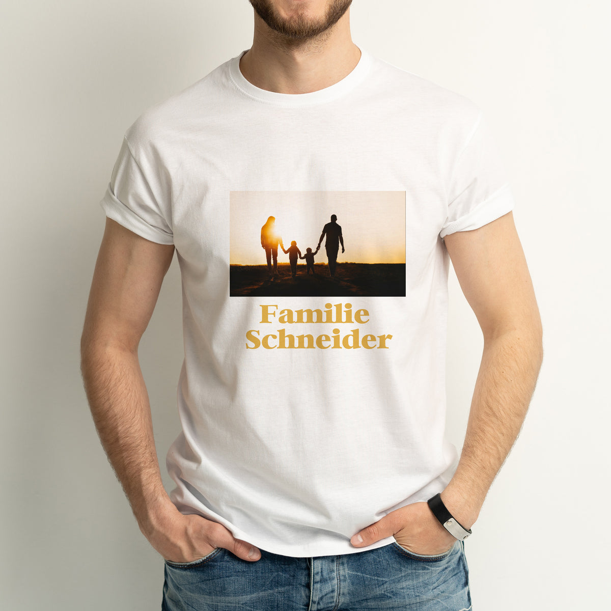Weißes Herren-T-Shirt mit personalisiertem Fotodruck und Wunschtext – getragen fotografiert.