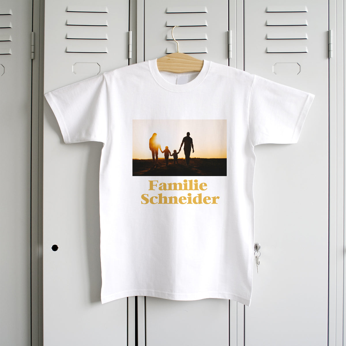 Personalisiertes T-Shirt hängt auf einem Kleiderbügel – gut erkennbares Motiv.