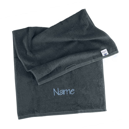 Handtuch in schiefergrau mit Name bestickt in hellblau