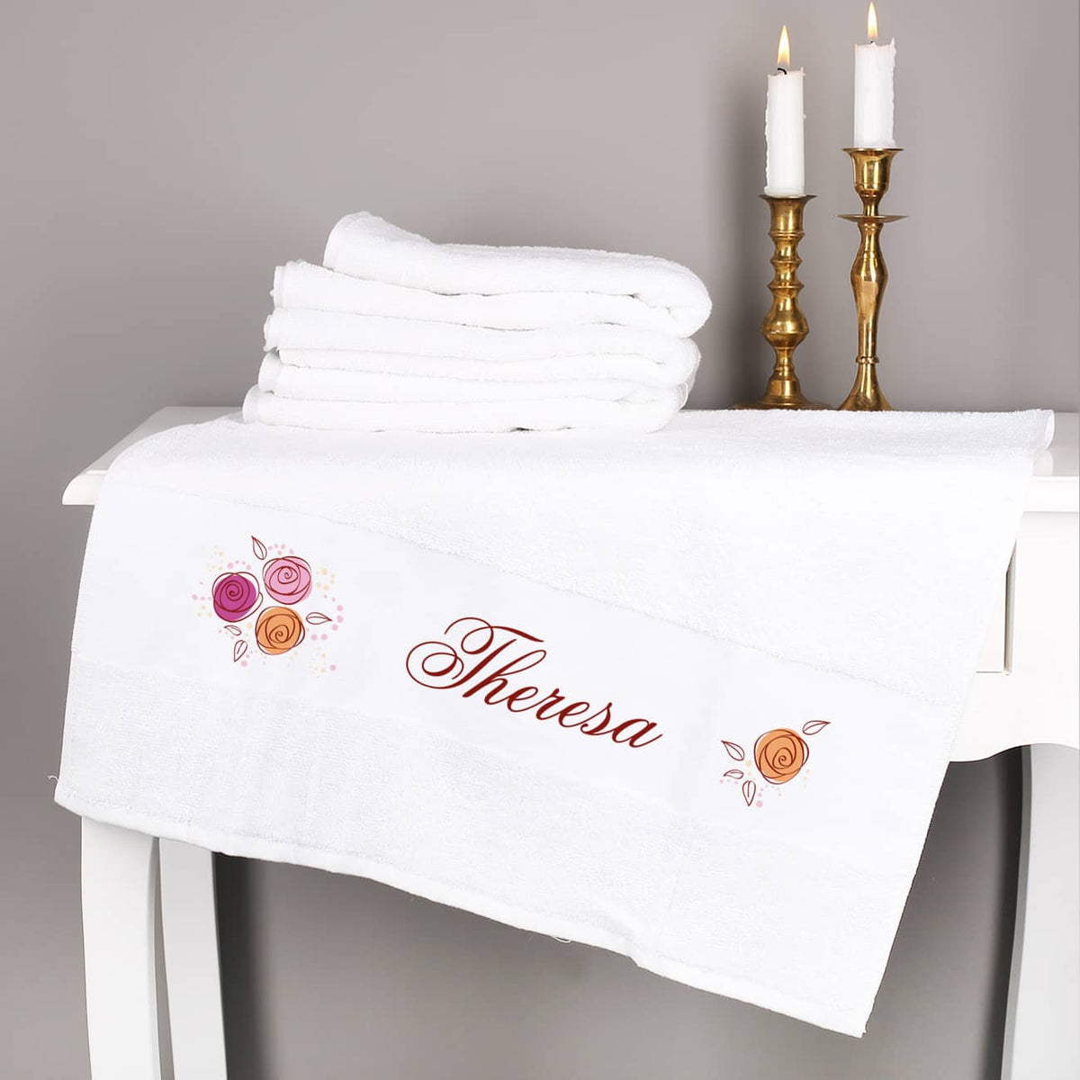 Weißes Handtuch mit Name und Rosenmotiv