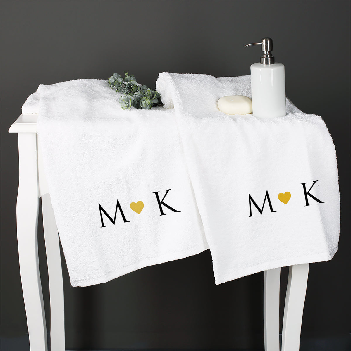 Personalisiertes Handtuch-Set als Hochzeitsgeschenk dekorativ mit Seifenspender und Badaccessoires