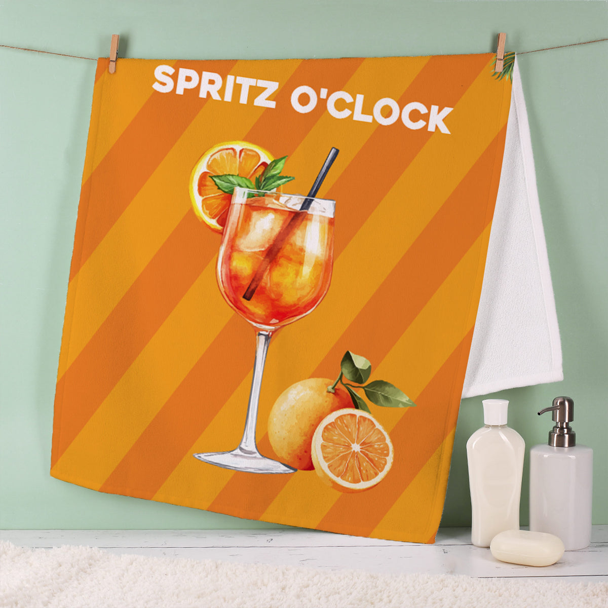 Personalisiertes Handtuch mit Aperol-Print hängend am Badezimmerhaken.