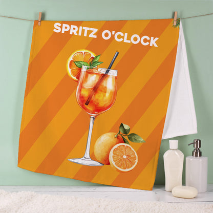 Personalisiertes Handtuch mit Aperol-Print hängend am Badezimmerhaken.