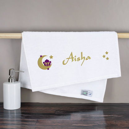 Weißes Handtuch mit Moschee Mond Sterne Stickerei und Name Aisha als Deko am Handtuchhalter neben Seifenspender