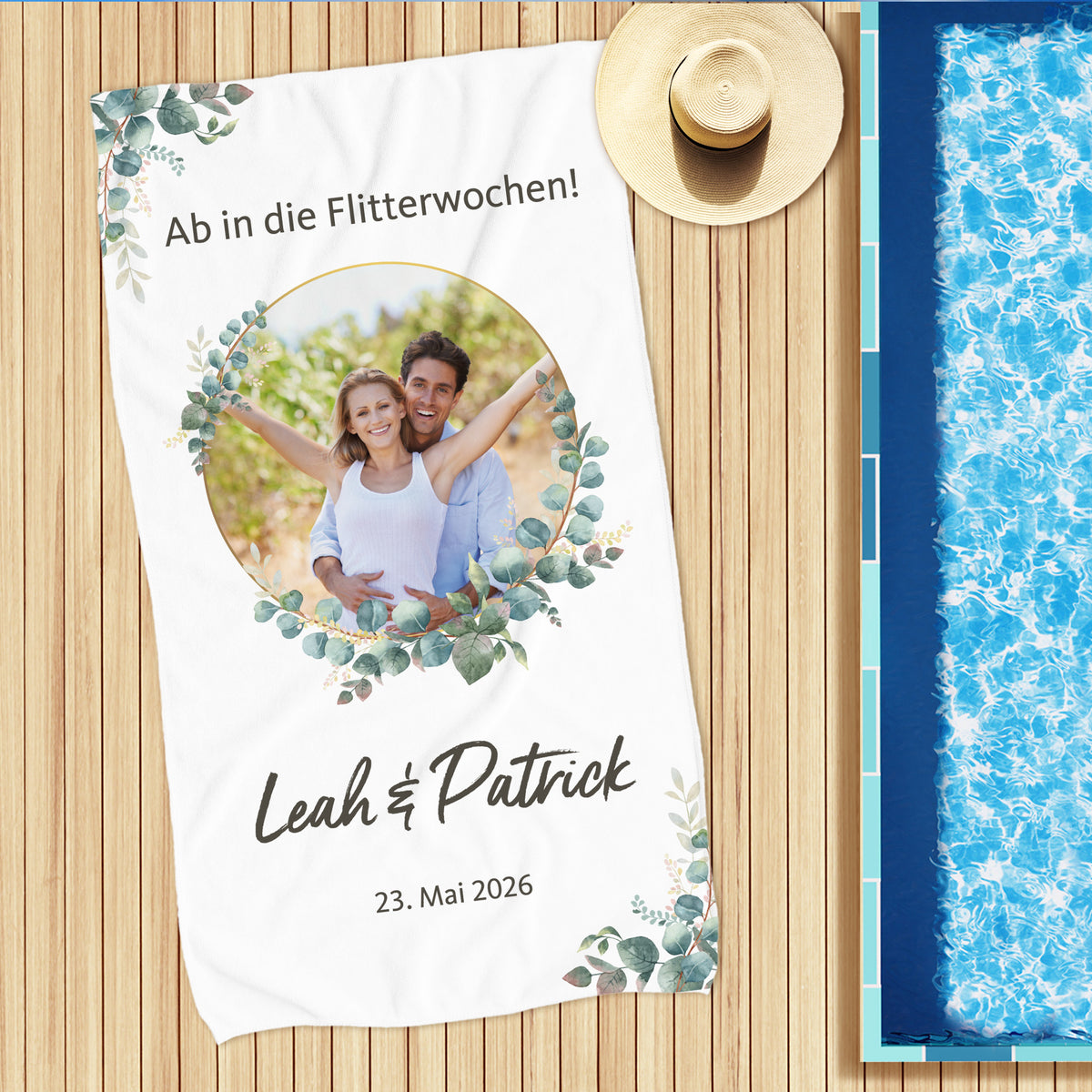 Hochzeits-Handtuch mit Eukalyptus-Motiv, personalisiert mit Foto, Namen und Wunschtext – am Pool ausgebreitet.