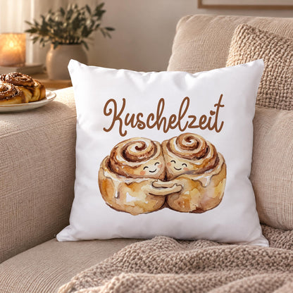 Personalisiertes Kissen mit Zimtschnecken Pärchen und Wunschtext Kuschelzeit auf dem Sofa