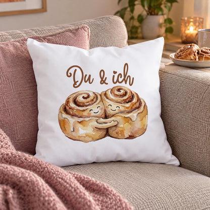 Kissen mit zwei kuschelnden Zimtschnecken und Wunschtext Du und ich als Geschenk für Paare
