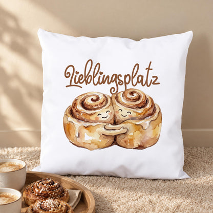 Dekokissen mit Zimtschnecken Pärchen und Wunschtext Lieblingsplatz im Wohnbereich
