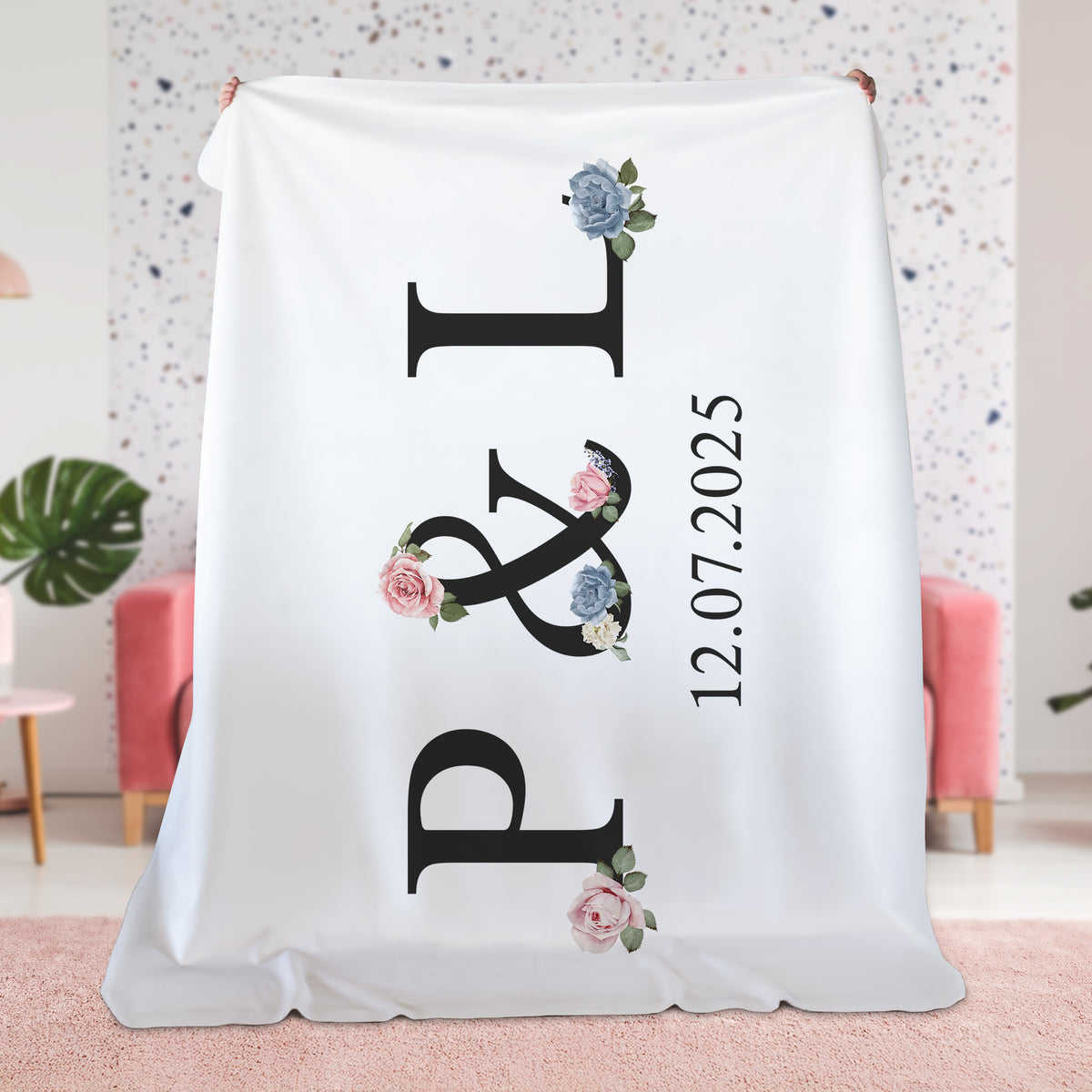 Personalisierte Kuscheldecke mit Initialen "P & L" und Datum als stilvolles Geschenk, in modernem Wohnzimmer