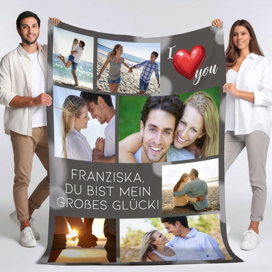 Paar hält die personalisierte XXL-Fotodecke mit I Love You - Motiv und Namen in voller Größe