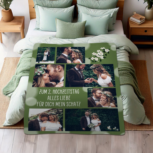 XXL-Kuscheldecke mit 7 Fotos, Wunschtext und Hochzeitstagmotiv auf einem Bett ausgebreitet