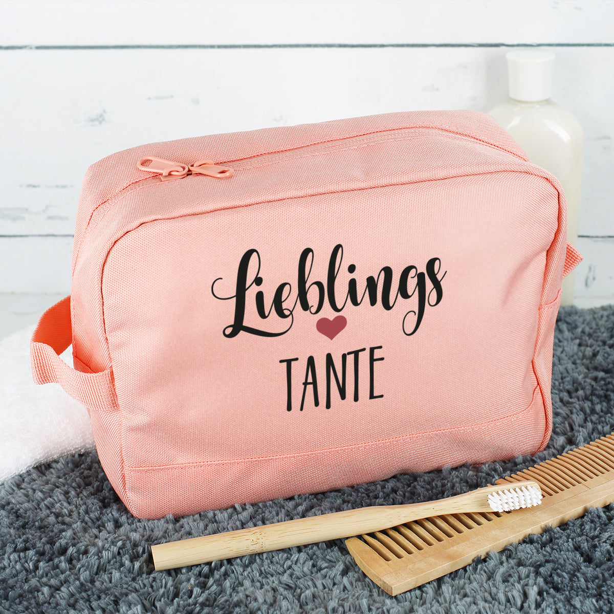 Kulturbeutel mit "Lieblings"-Motiv und Wunschaufdruck in Rosa seitlich fotografiert