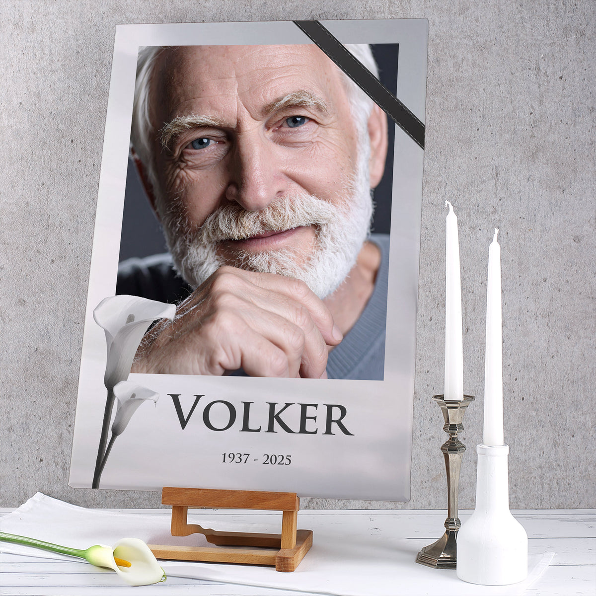 Trauerleinwand 60×40 cm mit Foto, Calla-Blume und Lebensdaten – auf Holzkeilrahmen