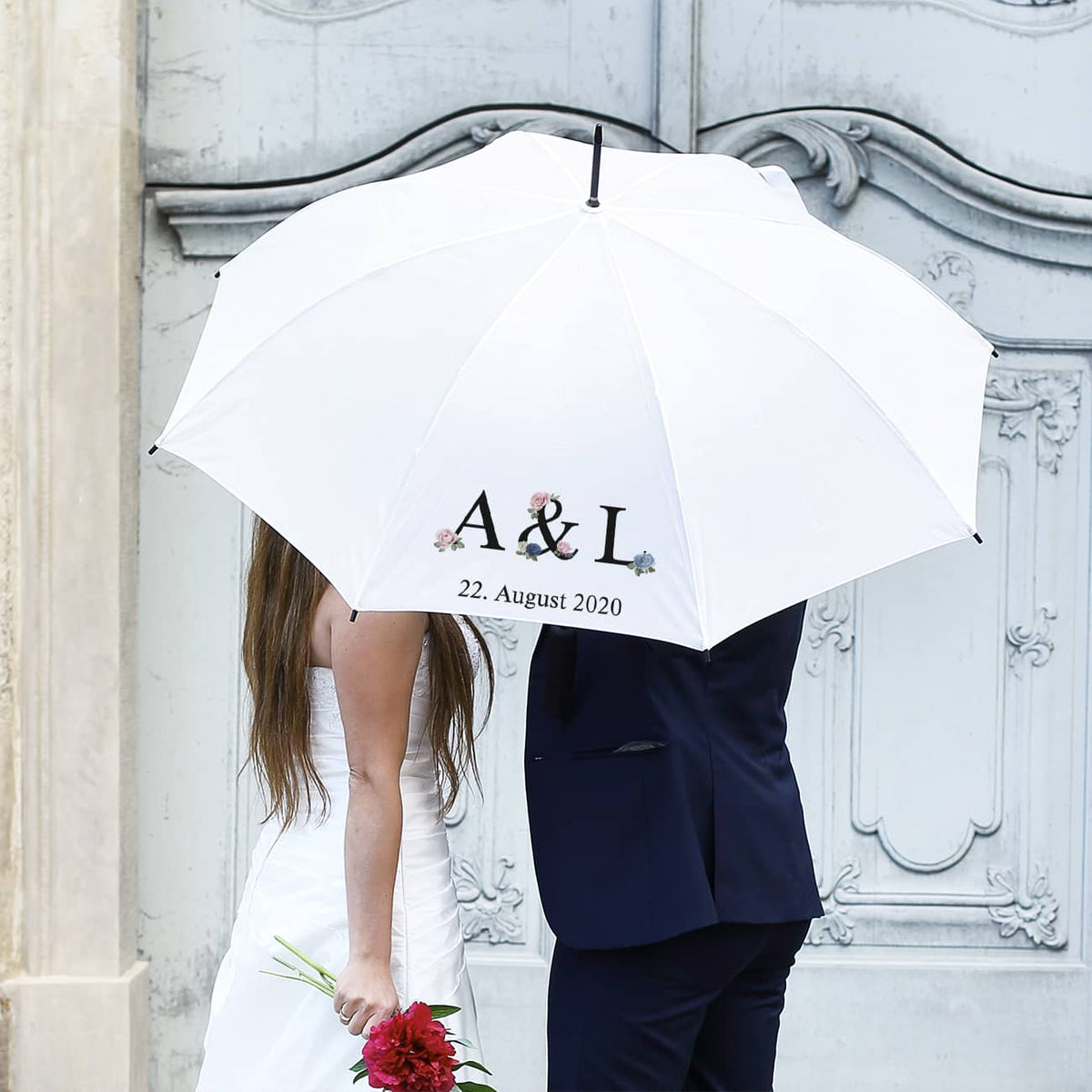 Weißer Hochzeitsschirm für das Brautpaar