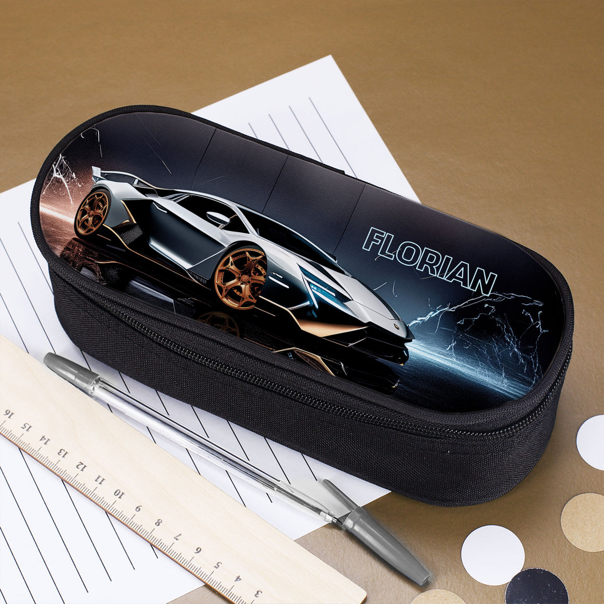 Personalisierte Stiftebox mit Sportwagen-Motiv und Name Florian auf Schreibtisch