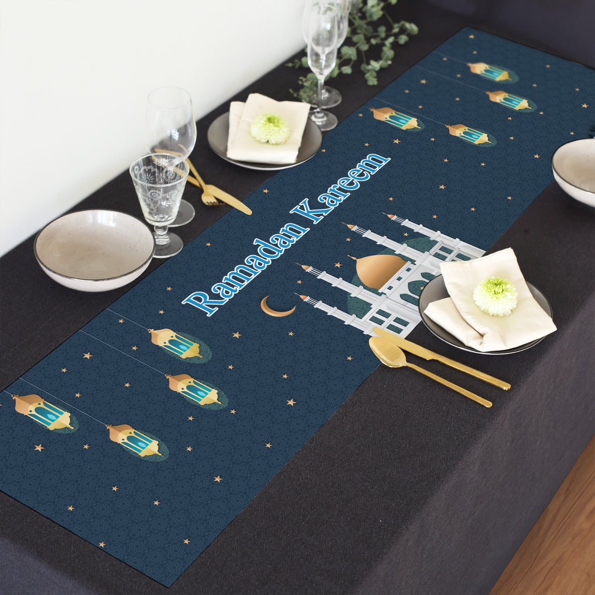 Ramadan Tischläufer mit personalisiertem Schriftzug als elegante Tischdeko für Iftar und Zuckerfest