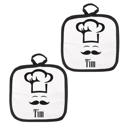 Personalisiertes Topflappen-Set mit Kochmützen- und Schnurrbart-Motiv und Name „Tim“ freigestellt