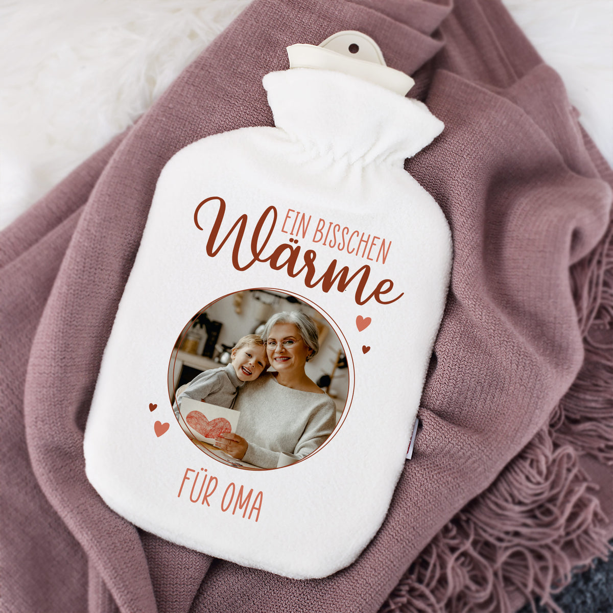 Personalisierte Wärmflasche mit Foto und Name auf Fleece-Bezug, Aufdruck „ein bisschen Wärme“, Vorderansicht.
