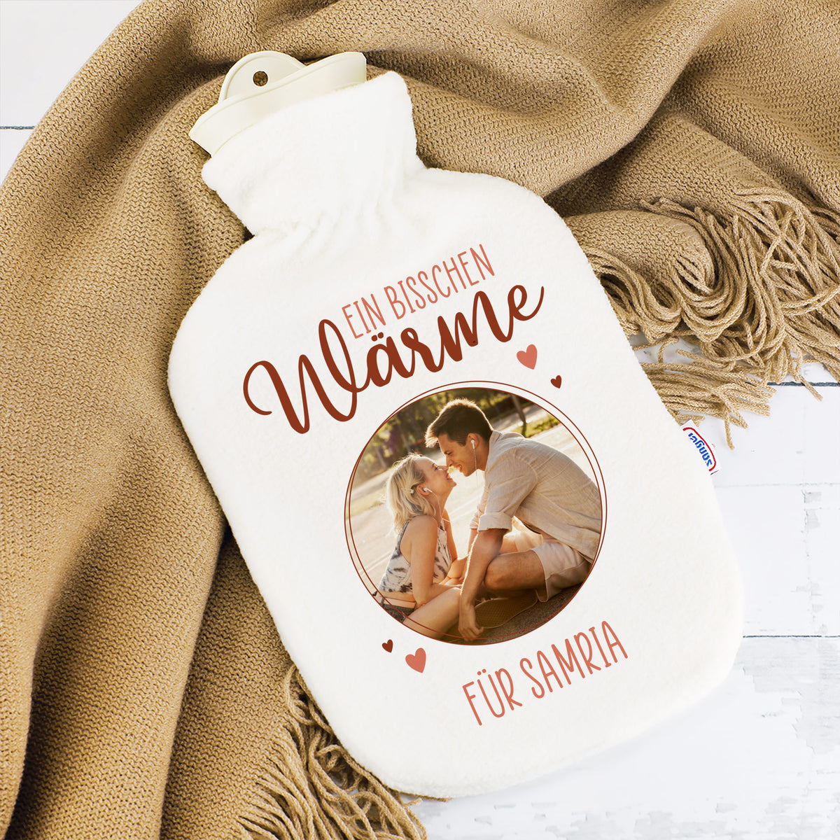 Nahaufnahme des Drucks auf der personalisierten Wärmflasche mit Foto, Name und Spruch „ein bisschen Wärme“.