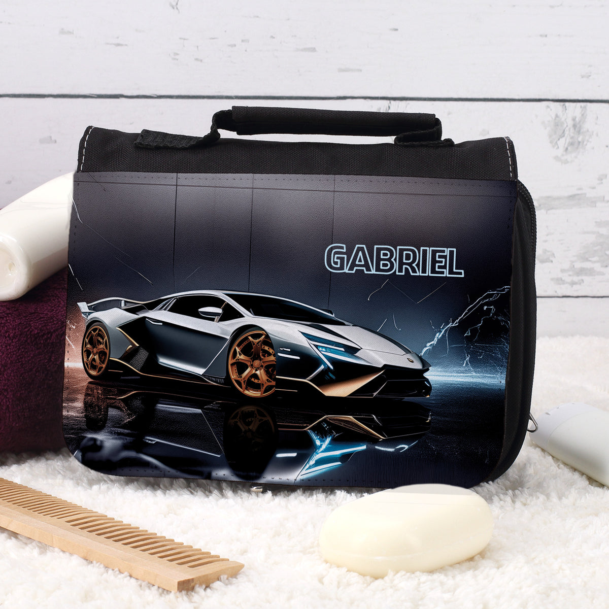 Waschtasche für Jungen mit Sportwagen-Motiv und Name Gabriel auf Handtuch