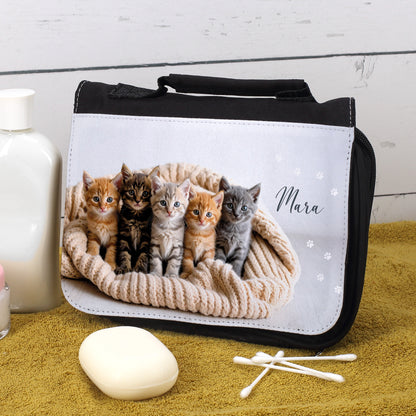 Waschtasche mit Katzenmotiv und Name Mara, geöffnet auf gelbem Handtuch, mit Seife und Lotion