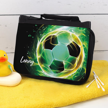 Waschtasche mit grünem Fußballmotiv und Name Lenny auf gelbem Handtuch