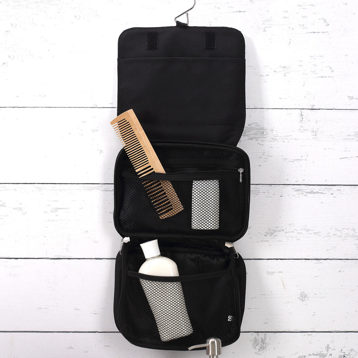Innenansicht der schwarzen Waschtasche mit Netzfächern und Pflegeprodukten