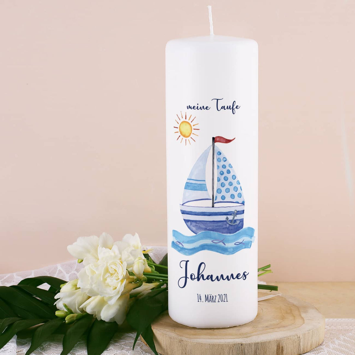 Taufkerze mit Segelboot, Name, Datum und Taufspruch