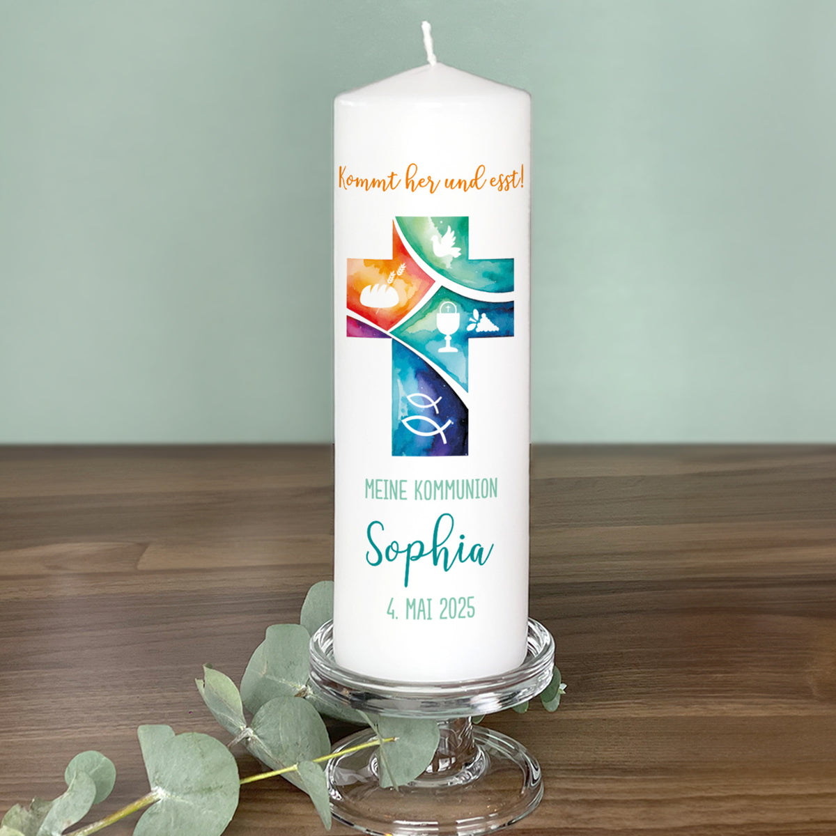 Weiße Kommunionkerze mit Namen und Aquarell-Kreuz – Sophia
Kerze mit farbenfrohem Kreuz, das aus verschiedenen Symbolen besteht, darunter eine Taube, Brot und Wein als Zeichen der Eucharistie sowie Ichthys-Fische. Oben steht „Kommt her und esst!“ in warmem Orange. Darunter ist „MEINE KOMMUNION“ in grüner Schrift und der Name Sophia in geschwungener türkisfarbener Schrift, gefolgt vom Datum „4. Mai 2025“. Die Kerze steht auf einem Glas-Kerzenhalter, umgeben von Eukalyptusblättern auf einer Holzoberfläche.