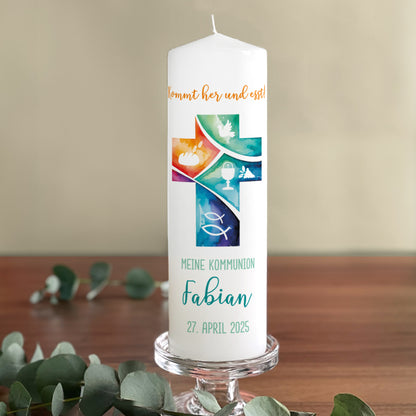 Kommunionkerze für Jungen & Mädchen mit farbigem Kreuz – Fabian
Große Kerze mit kunstvollem Aquarell-Kreuz und christlichen Symbolen: Taube, Brot, Kelch, Wein und Ichthys-Fische. Die Aufschrift „Kommt her und esst!“ in Orange ergänzt das Motiv. Darunter ist „MEINE KOMMUNION“, gefolgt vom Namen Fabian in türkisblauer Schreibschrift und dem Datum „27. April 2025“. Die Kerze steht auf einem Glas-Kerzenhalter, umgeben von Eukalyptuszweigen auf einer Holzoberfläche.