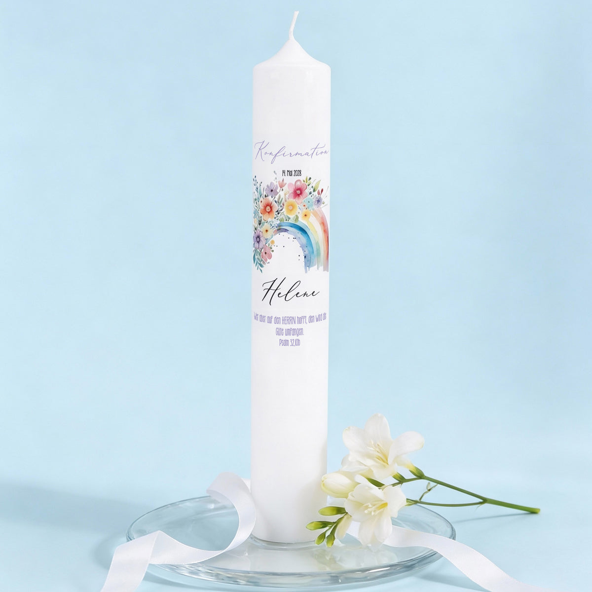 XXL Kerze mit Regenbogen und Blumenmotiv zur Konfirmation, personalisiert mit Anlass, Name und Datum auf weißer Kerze
