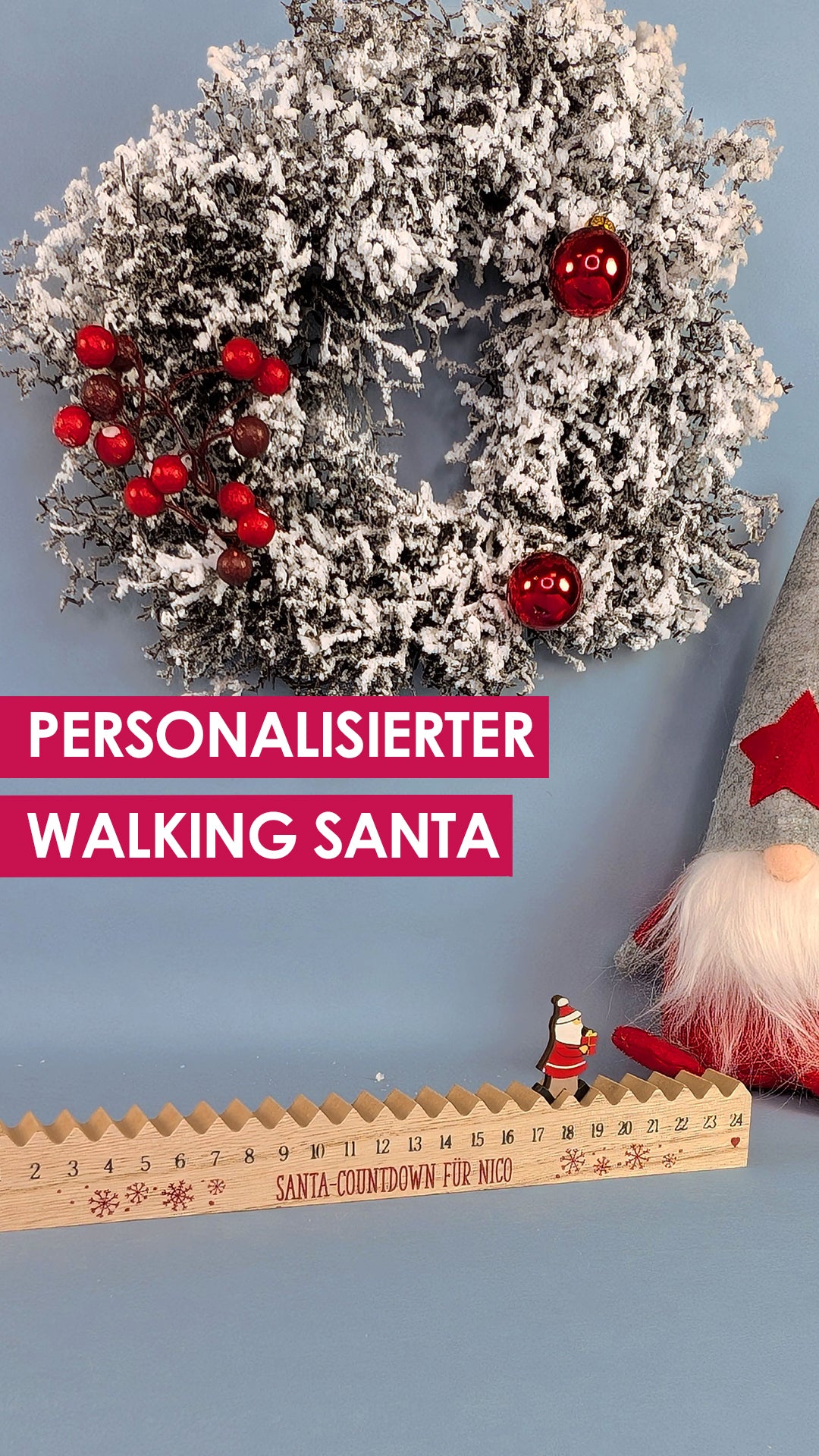 Personalisierter Adventskalender aus Holz, Weihnachtsmann wird für jeden Tag einen Platz weiter vorgerückt und verschwindet nach der 24 aus dem Bild