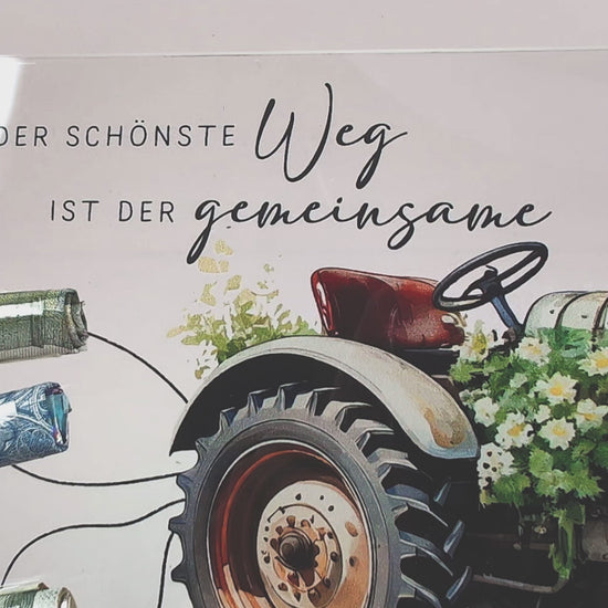 Acrylbild mit Traktor und Namen auf Holzsockel. Als Geldgeschenk zur Hochzeit dekoriert.