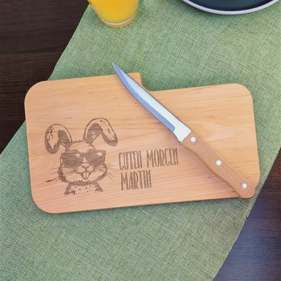 graviertes Frühstücksbrettchen mit Wunschtext und coolem Osterhasen