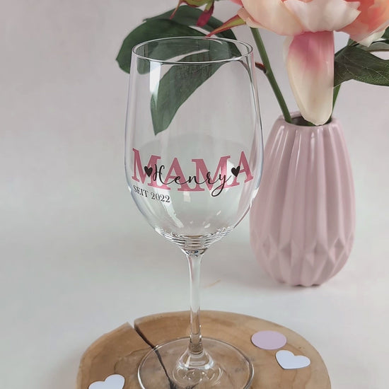 bedrucktes Weinglas für Mama mit Namen der Kinder und Jahr als Muttertagsgeschenk