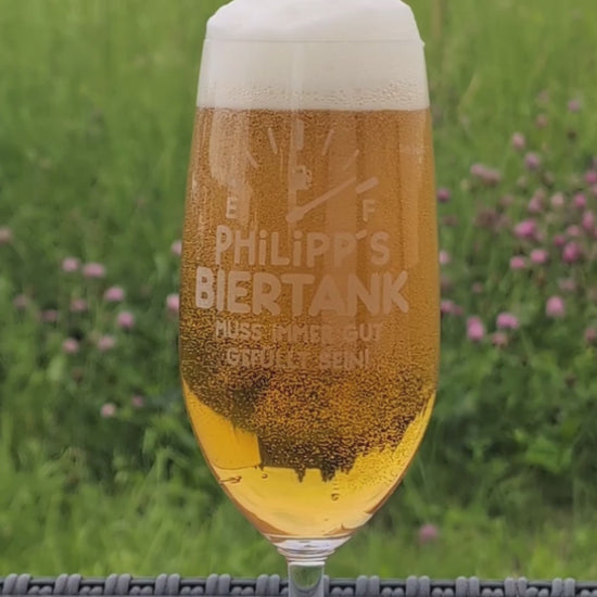 Graviertes Bierglas mit Stiel und Namen Biertank muss immer gut gefüllt sein 
