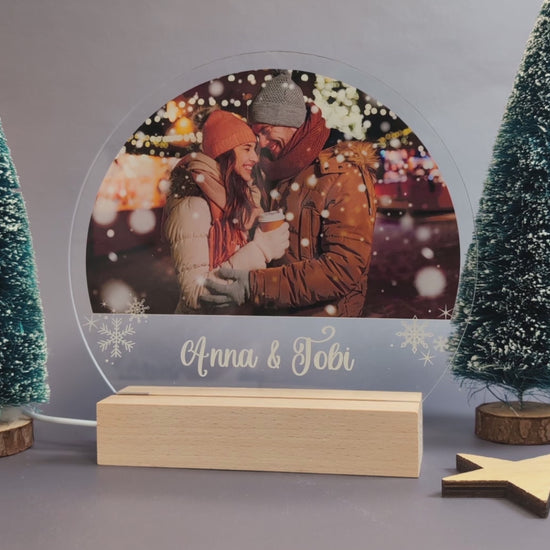 Acryllampe LED Beleuchtung auf Holzsockel mit Fotoaufdruck, Text und Schneeflocken.