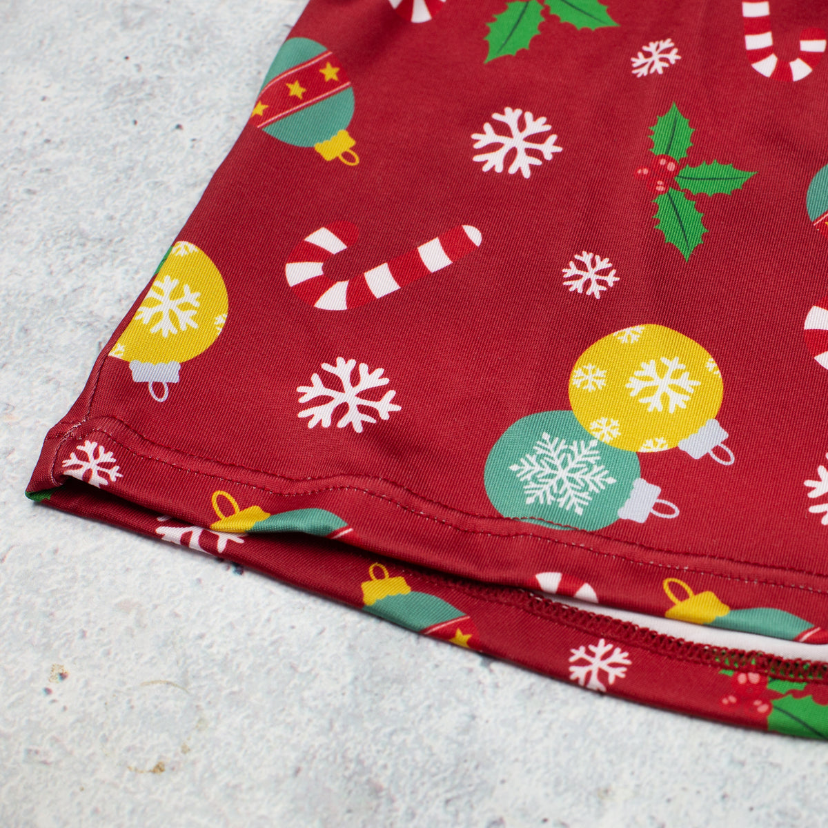Detailansicht Stoff mit Weihnachtsmotiv Kugeln und Zuckerstangen der Boxershort