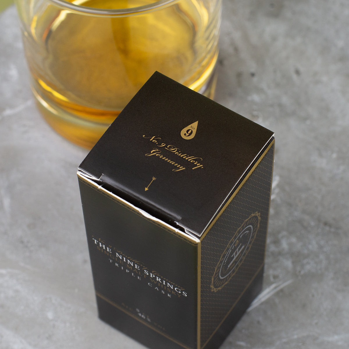 The Nine Springs Triple Cask Whisky Miniatur in Geschenkverpackung von oben