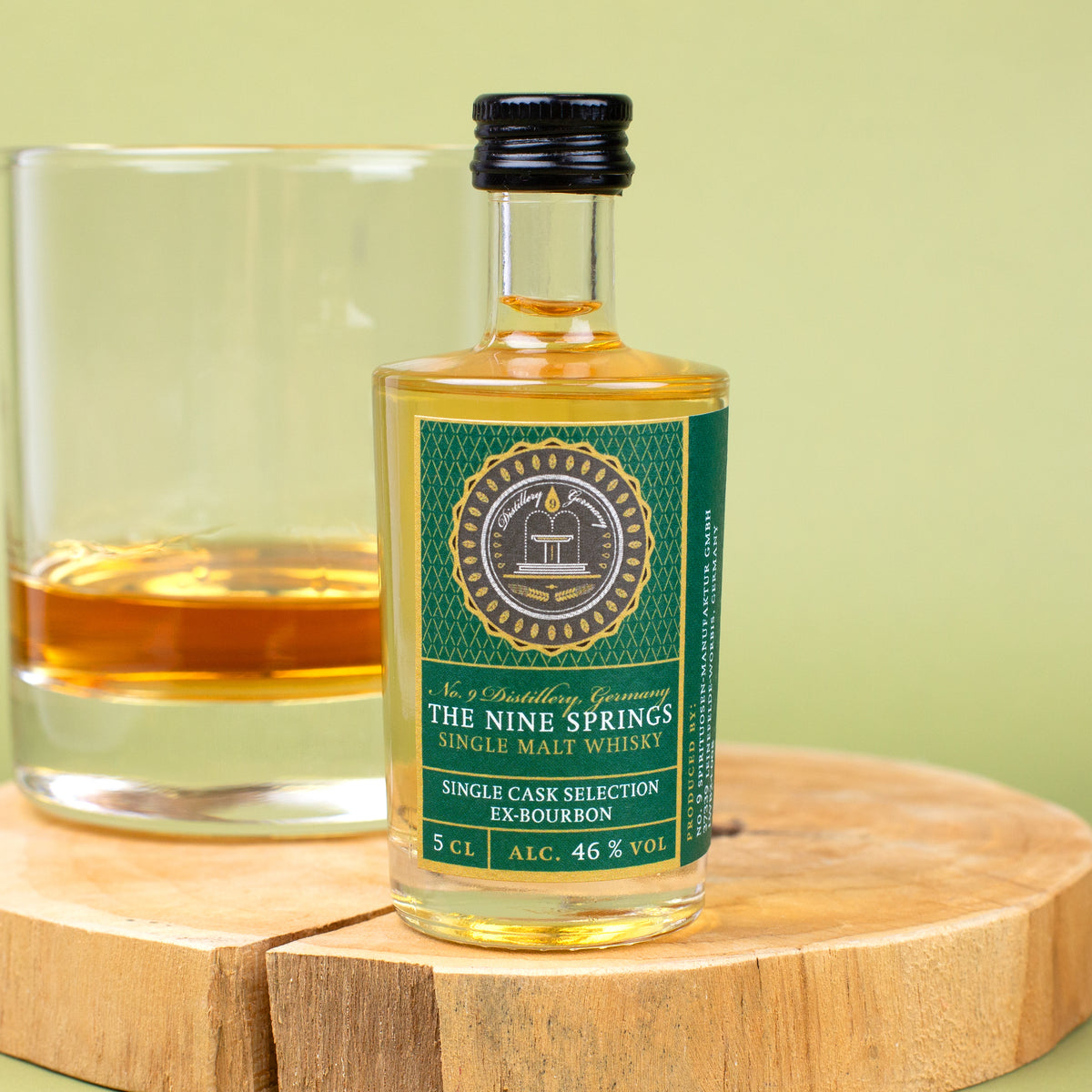Miniaturflasche The Nine Springs Single Cask Ex-Bourbon Whisky 5 cl vor Glas